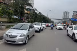 Hàng dài ô tô 'vô tư' đỗ dọc tuyến đường Giải Phóng, tiềm ẩn nguy cơ tai nạn giao thông