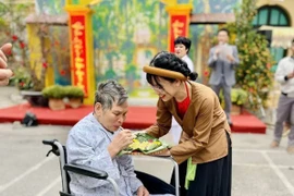 Bệnh viện gửi tặng người bệnh phần quà Tết, suất ăn ấm áp