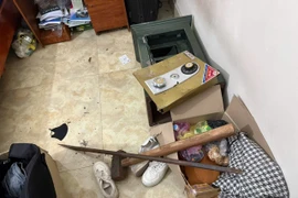 Bị thao túng tâm lý, cô gái trẻ dùng búa, xà beng cậy phá két sắt của gia đình