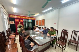 Hai phụ nữ chèo kéo khách du lịch mua hàng ở Văn Miếu - Quốc Tử Giám bị phạt