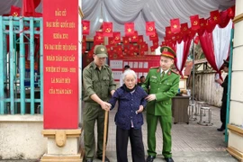 Công an xã Thạch Thất hỗ trợ cử tri cao tuổi thực hiện đầy đủ quyền và nghĩa vụ công dân