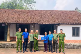 Thăm, tặng quà thương binh, thân nhân liệt sỹ, người có công trên địa bàn xã Hòa Lạc