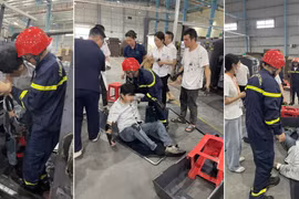 Kịp thời cứu nạn công nhân mắc kẹt trong máy sản xuất