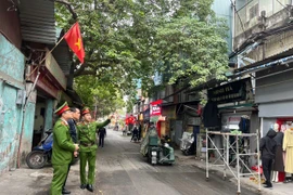 Giải toả điểm kinh doanh tự phát vi phạm lấn chiếm lòng đường, vỉa hè