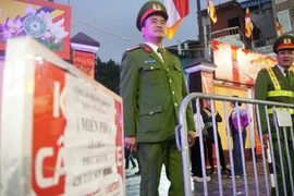 Dầm mưa giữ an ninh trật tự cho nhân dân lễ cầu bình an tại chùa Phúc Khánh