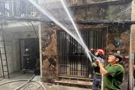 Hiệp đồng xử lý nhanh đám cháy giả định tại nhà nhiều căn hộ ở phường Láng
