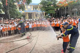 Trang bị kỹ năng phòng chống đuối nước và hoả hoạn cho giáo viên, học sinh