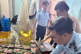 Quản lý thị trường Hà Nội phát hiện gần 1 tấn xúc xích nướng đá “đáng ngờ”