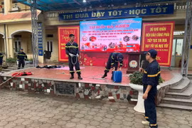 Học sinh THPT Cao Bá Quát được rèn kỹ năng phòng cháy, chữa cháy và chống đuối nước