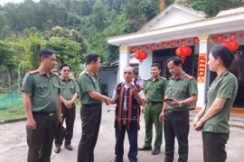 Đại tá Nguyễn Đại Đồng thăm già làng và người có uy tín xã Hòa Vang