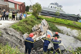 Kịp thời giải cứu nạn nhân trong xe bê tông lật xuống ao