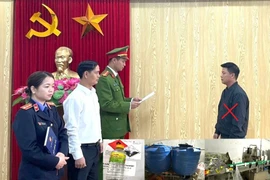 Pha nước lã với Axit axetic công nghiệp để sản xuất giấm giả