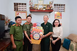 Trung tướng Mai Hoàng thăm các gia đình chính sách tiêu biểu 