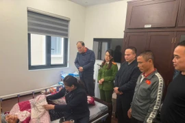 Thăm hỏi, động viên cụ bà 82 tuổi bị giúp việc bạo hành