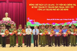 Bí thư Thành uỷ Trần Lưu Quang thăm, chúc Tết Công an TP. HCM