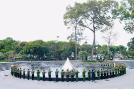 Cụm thi đua số 1 - Bộ Công an: Dâng hoa tại Tượng đài "Vì Bình yên cuộc sống"