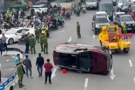 Làm rõ nguyên nhân vụ va chạm khiến xe ôtô lật ngang ở Hà Nội