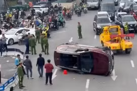 Điều tra nguyên nhân vụ va chạm khiến xe ô tô lật nghiêng ở Hà Nội
