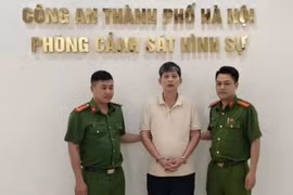 Khởi tố đối tượng đỗ ô tô chắn barie, gây rối tại chung cư Hinode