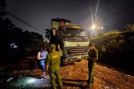 Phát hiện tài xế xe ô tô tải đang đổ chất thải trái phép
