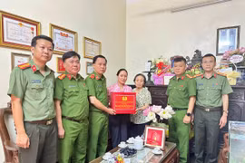 Thăm hỏi, tặng quà gia đình các liệt sĩ Cảnh sát phòng cháy, chữa cháy
