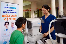 Hơn 300 trẻ em tham gia 'Ngày hội bé vui khám mắt'