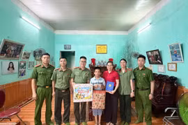 Trao quà cho các em nhỏ khó khăn dịp Quốc tế Thiếu nhi 1/6