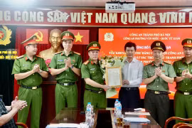 Công an phường Văn Miếu - Quốc Tử Giám đón nhận thư khen về thành tích xuất sắc trong đấu tranh phòng chống tội phạm ma túy