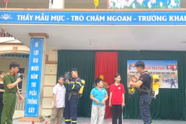 Học sinh trường Tiểu học Hoa Sơn trải nghiệm công tác phòng cháy, chữa cháy