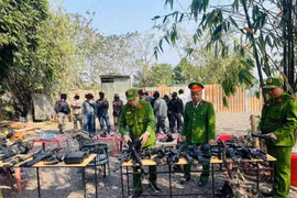 Xử lý nhóm thanh niên sử dụng dụng cụ giống súng để chơi "đánh trận giả" tại Long Biên