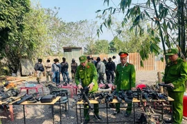 Xử lý nhóm thanh niên sử dụng dụng cụ giống súng để chơi "đánh trận giả" tại Long Biên