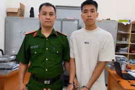Nam thanh niên buôn bán pháo nổ qua ứng dụng giao hàng nhanh