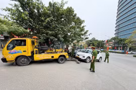 Xử lý vi phạm đỗ ô tô sai quy định tại phố Huỳnh Thúc Kháng kéo dài