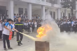 Học sinh, giáo viên trường THCS Ngọc Mỹ trải nghiệm các kỹ năng về phòng cháy, chữa cháy