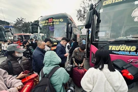 Dòng người tập nập tại bến xe Mỹ Đình