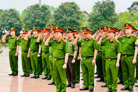 Đại tá Lê Văn Tuân, Phó Giám đốc Công an Thành phố dẫn đầu đoàn dâng hoa, báo công trước anh linh Chủ tịch Hồ Chí Minh