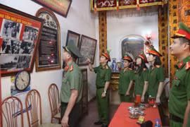 Phục vụ nhân dân gắn với giáo dục truyền thống