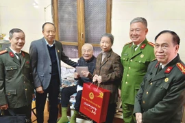 Thăm, tặng quà cán bộ tiền kháng chiến, nguyên Trưởng khoa Ngoại Bệnh viện 19-8