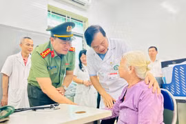 Đoàn thăm hỏi, khám sức khoẻ cho cụ Nguyễn Thị Cấp là mẹ liệt sĩ