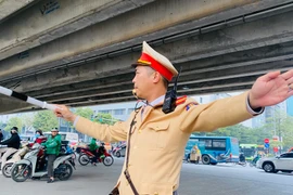 Đội CSGT số 6 phân luồng điều tiết giao thông trên tuyến đường Phạm Hùng