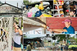 Tiểu thương tại chợ Nâu tháo dỡ di rời hàng hoá đến "ngôi nhà mới"