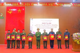 Ảnh: Trung tá Nguyễn Duy Đông – Trưởng Công an xã tặng quà cho các đồng chí thuộc lực lượng ANTT ở cơ sở có hoàn cảnh khó khăn