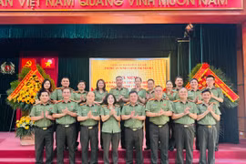 Đại diễn lãnh đạo Phòng Tham mưu tặng hoa chúc mừng tập thể cán bộ, chiến sĩ Phòng An ninh chính trị nội bộ