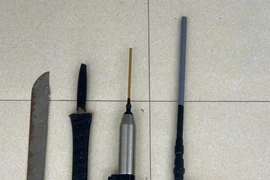 Nam thanh niên tự nguyện giao nộp vũ khí nguy hiểm 