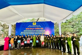 Phụ nữ Công an Thủ đô tổ chức sinh hoạt chính trị, phát động Tết trồng cây