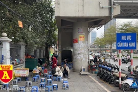 Ghi nhận tình trạng lộn xộn, vi phạm trật tự đô thị trước cổng Đại học Giao thông vận tải