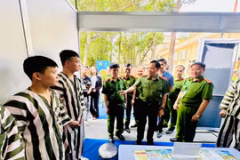 Thượng tướng Lê Văn Tuyến, Ủy viên Trung ương Đảng, Thứ trưởng Bộ Công an động viên các phạm nhân tại quầy tư vấn hướng nghiệp