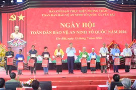 Đồng chí Phạm Gia Túc, Uỷ viên Bộ chính trị, Phó Thủ tướng thường trực Chính phủ trao