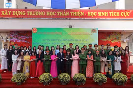 Công an Phường và giáo viên Nhà trường thể hiện Quyết tâm xây dựng Trường không ma túy, không bạo lực