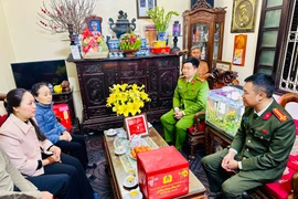 Lãnh đạo Công an Hà Nội thăm, chúc Tết gia đình các liệt sĩ Cảnh sát PCCC & CNCH